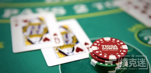 德州扑克中危险面击中暗三，是下注还是过牌？