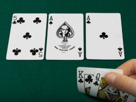 【EV扑克】拿到同花听牌，怎么打才能提高胜率？