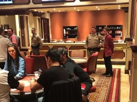 蜗牛扑克：百乐宫扑克室再次被抢，一名警官受伤，罪犯抢救无效死亡！
