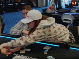 【EV扑克】“扑克兔女郎”在比赛中竟做出这种怪异举动！