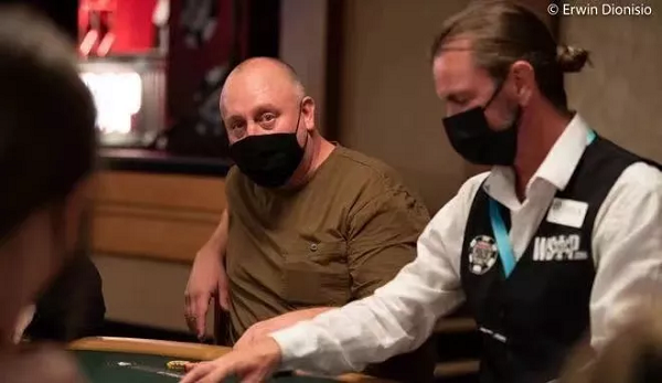 蜗牛扑克：男性扑克玩家Tom Hammers为慈善事业参加WSOP女士赛