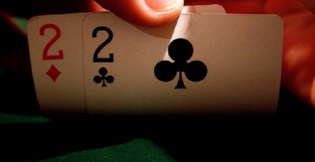 【EV扑克】教学：翻牌中暗三条，如何打赢更多？