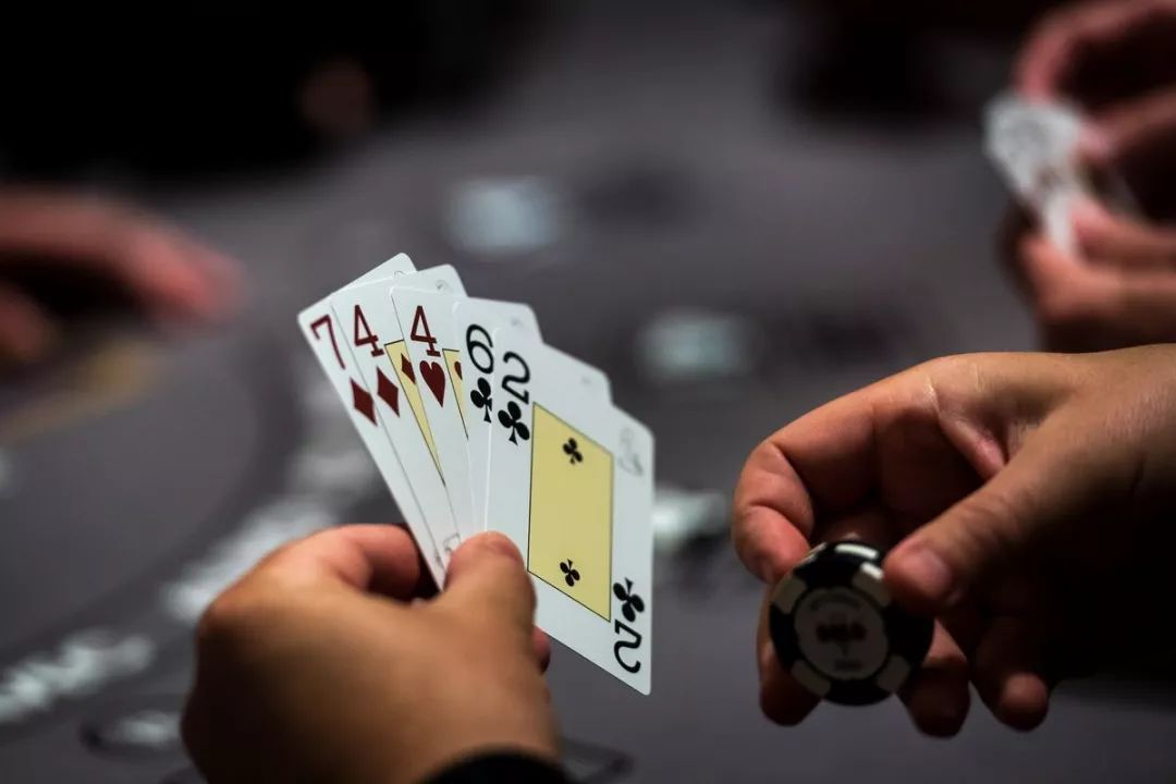 【EV扑克】教学：一手牌教你通过观察价值下注模式，来识破对手的诈唬