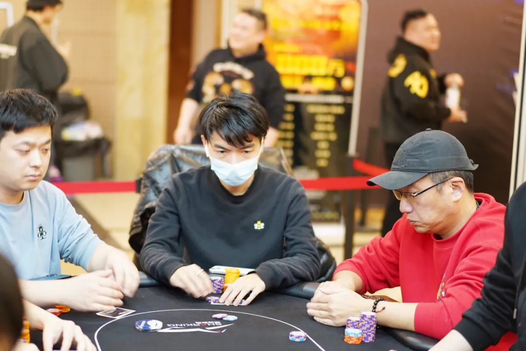 【EV 扑克】深鲨杯第二届 | DAY1B 组，王飞一路狂飙以 331500 记分牌率领 17 人晋级第二轮！