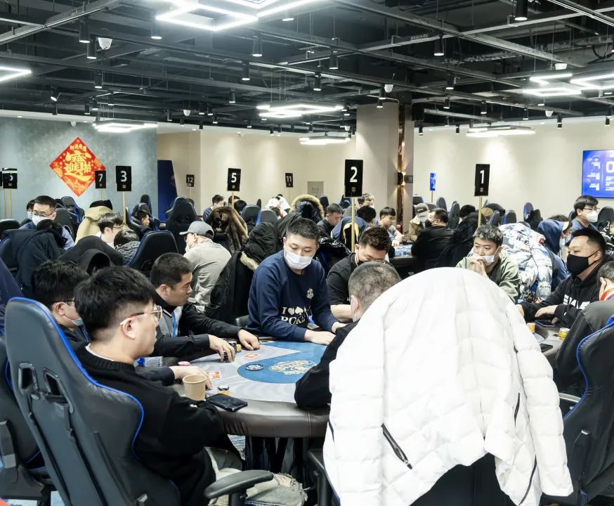 【EV 扑克】星星杯第二季｜主赛事 Day1B 组 100 人次参赛 28 人晋级姚志伟 20.5 万领跑！