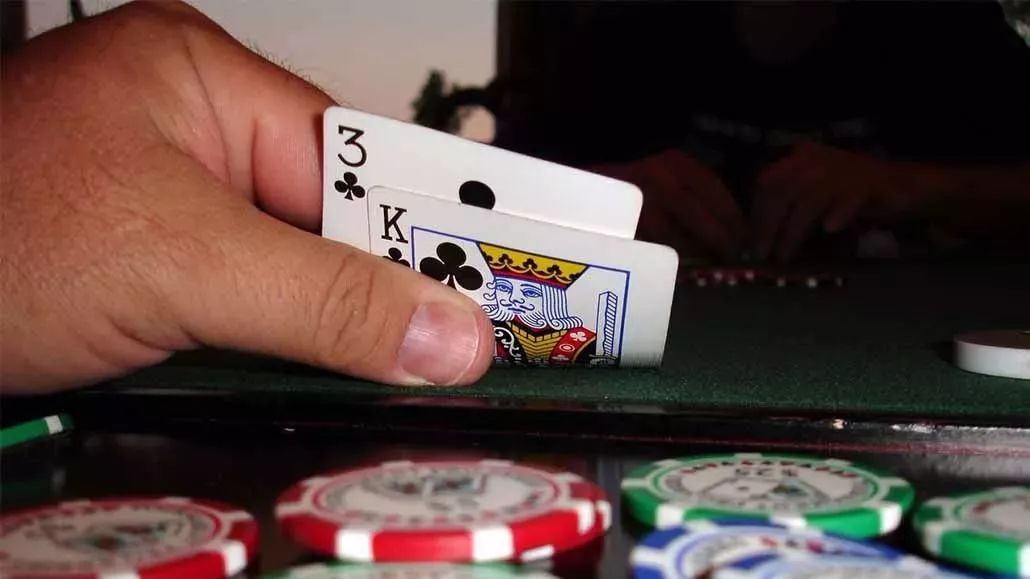 【EV扑克】教学：德州扑克翻前这3种牌型贼烫手，劝你别碰