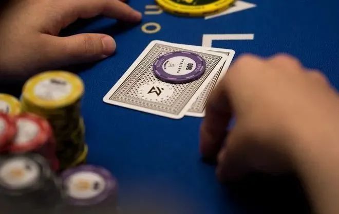 【EV扑克】牌手故事：德州扑克对抗一个缺乏经验的幸运牌手