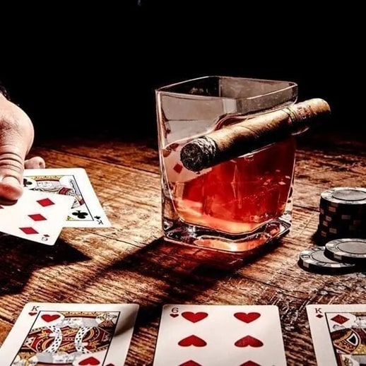 【EV扑克】喝酒的时候还能这么玩德州扑克？真涨姿势呀！