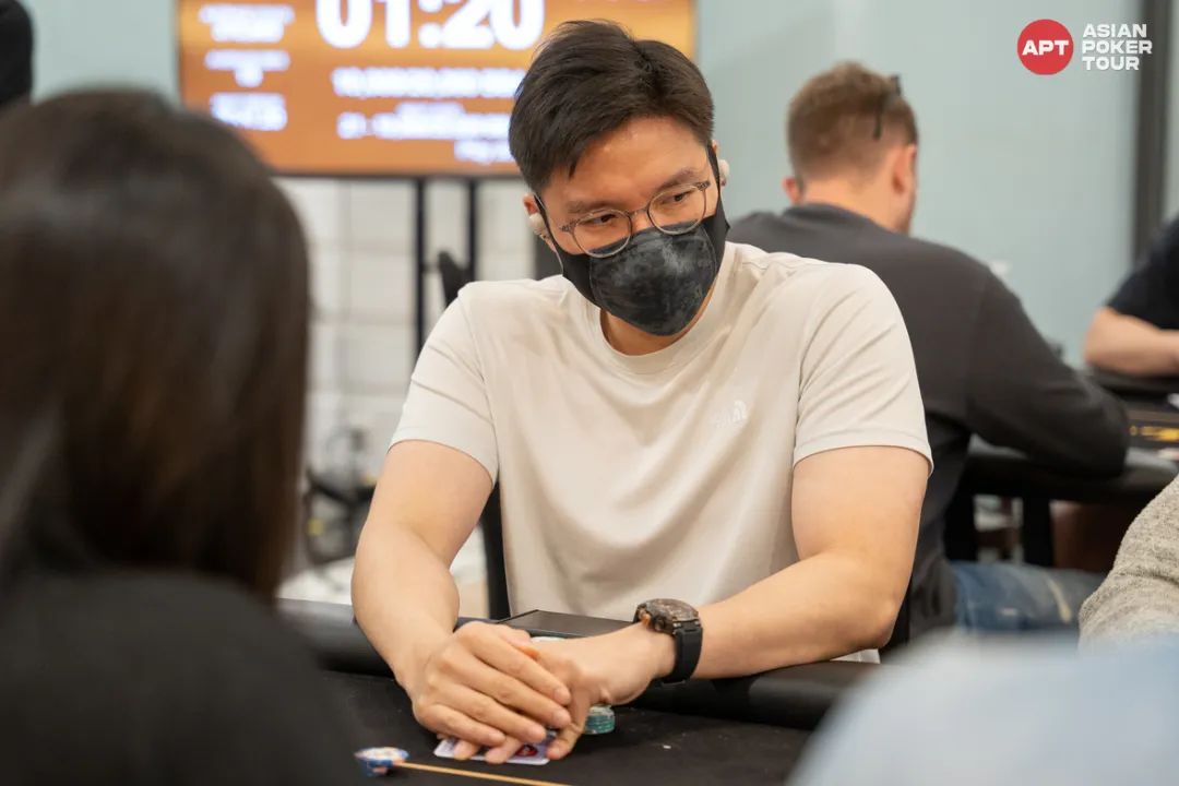 【EV扑克】【2023APT越南】主赛事决赛桌9 人产生，美国 Albert Gorelik 领头