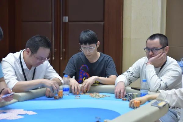 【EV 扑克】第三届 EPCP 智竞大奖赛丨百团大战落幕主赛开打，友德黑胶带战队斩获至尊荣耀，A 组 417 人次参赛 95 人晋级，王家鑫登顶 CL