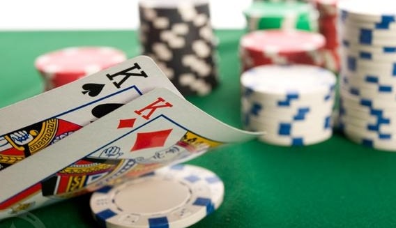 【APL扑克】玩法：口袋K很多人都玩错了，KK的翻前翻后打法详解