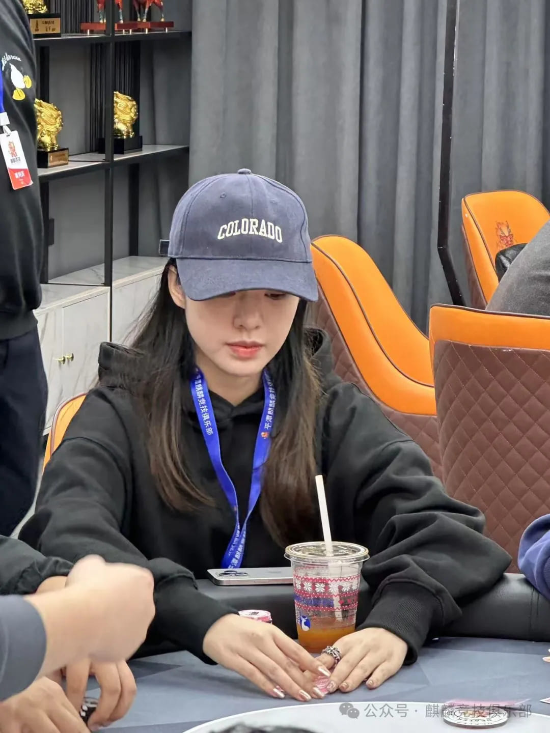 【APT扑克】第二届麒麟杯丨主赛事319人次参赛丨共79人晋级复赛 林先生398500记分牌领跑C组 Kitty 171500记分牌领跑C+组