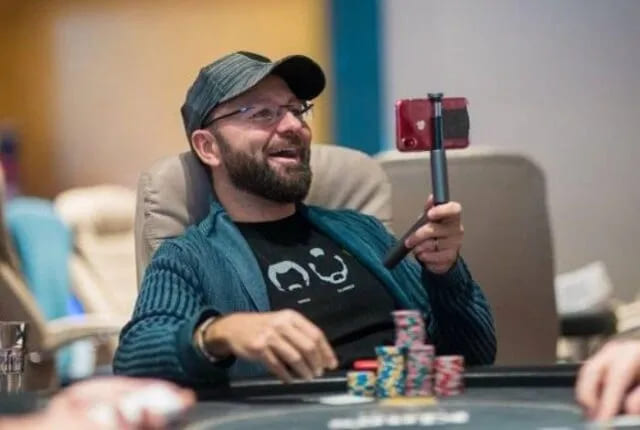 【小鱼Poker】讨论 | WSOP禁止使用手机的措施是否过头了？