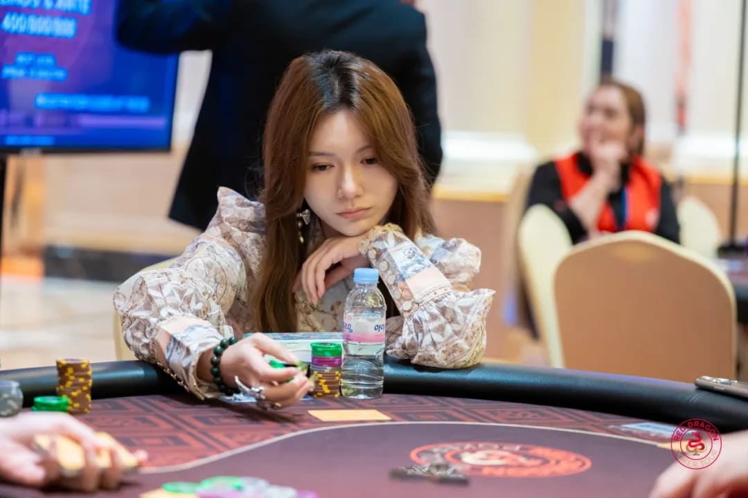 【EV扑克】2025红龙杯｜主赛997人次参赛奖励圈破保，共237位选手晋级第二轮，红龙战队队员罗曦湘与徐春暖分别夺得附赛冠军