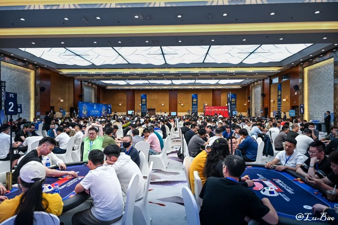 【EV扑克】2025IPG选拔赛合肥站 | 主赛B组燃情开战,483位选手同台竞技,沈先超凭强势表现领衔128人晋级