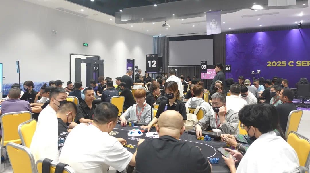 【EV扑克】CSOP南澳站|泡沫破裂 63人奖励圈诞生 程鑫290万记分牌领衔10人晋级决赛日,冠军即将诞生!