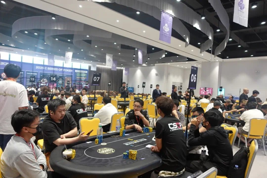 【EV扑克】CSOP南澳站|泡沫破裂 63人奖励圈诞生 程鑫290万记分牌领衔10人晋级决赛日,冠军即将诞生!