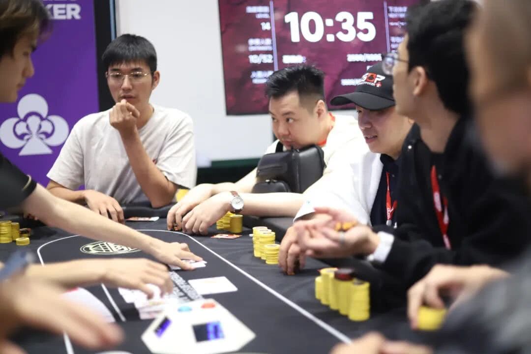 【EV扑克】CSOP南澳站 | “战火”再燃,硝烟依旧!主赛DAY1B组金晓翔257,500记分领衔38人晋级Day2