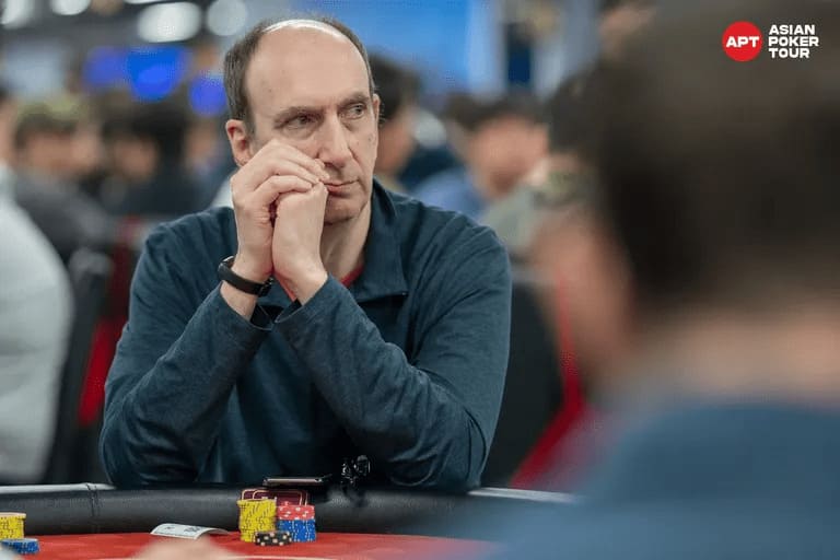 【EV扑克】2025APT冠军赛|主赛轻松破保!中国台湾省选手Chia Wei Kuo首轮领跑!