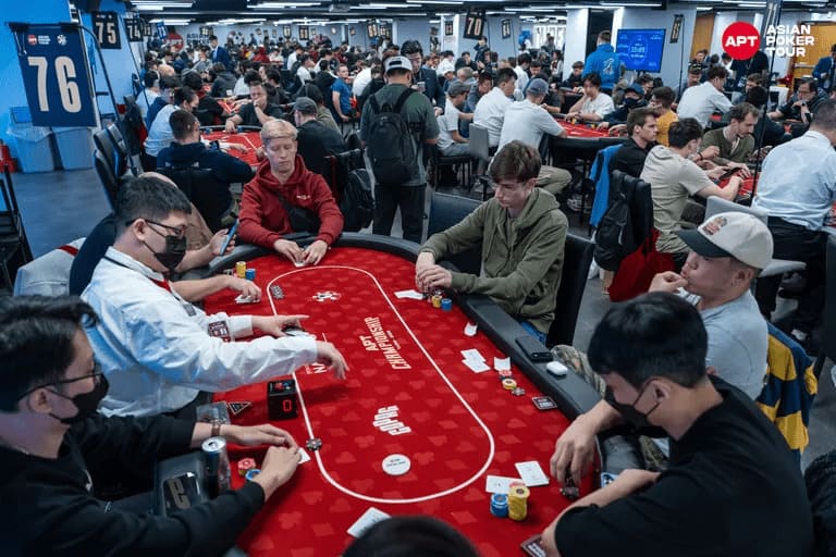 【EV扑克】2025APT冠军赛|主赛轻松破保!中国台湾省选手Chia Wei Kuo首轮领跑!
