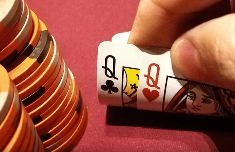 【EV扑克】泡沫期拿到QQ,看似稳稳进圈,却被Q8o送走?