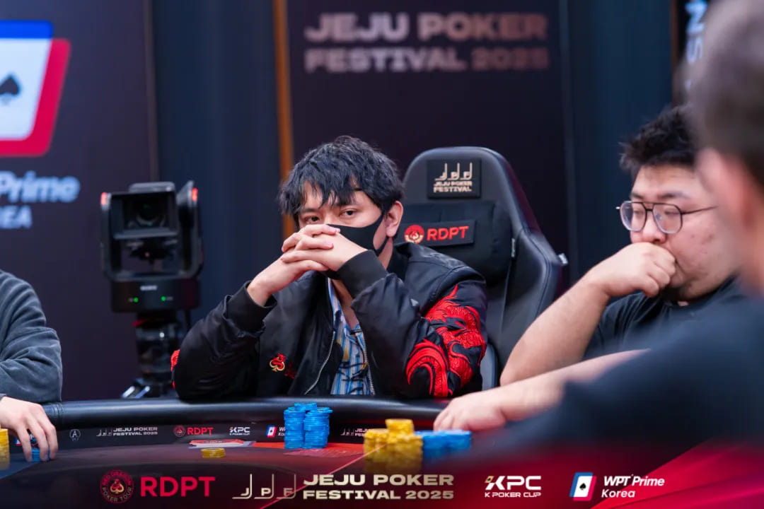 【EV扑克】济州扑克嘉年华｜圆满收官！张骁跌宕闯关终见彩虹金光登顶红龙杯主赛事王座收取冠军双奖杯！来年4月红龙杯Plus全新来袭再相聚！