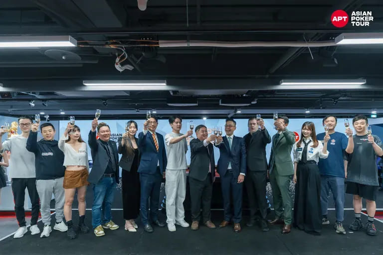 【EV扑克】2025APT冠军赛|双雄崛起!泰国选手Teeraphat与台湾省选手Hong Yu Chen于国家杯开幕赛首轮领跑