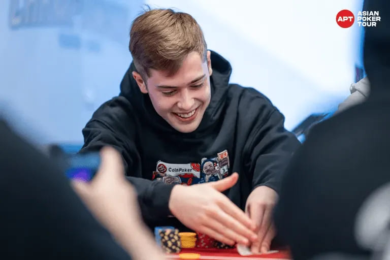 【EV扑克】2025APT冠军赛|双雄崛起!泰国选手Teeraphat与台湾省选手Hong Yu Chen于国家杯开幕赛首轮领跑