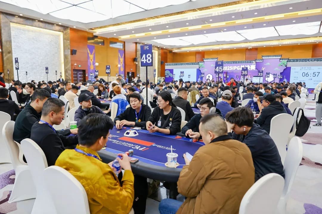 【EV扑克】2025IPG合肥总决赛 | 王小强夺下黄山杯冠军奖杯;主赛第一轮A组373人参赛,陈雄风40.4万计分牌领衔121人晋级