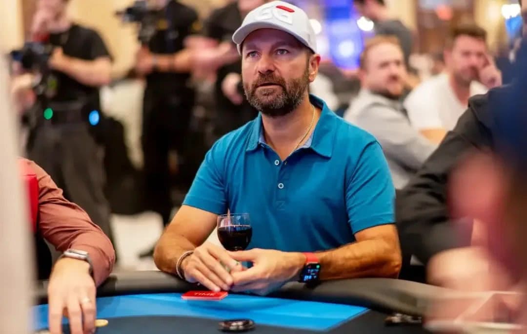 【EV扑克】Alan Keating手拿27o翻前疯狂4-bet！把WSOP主赛事当常规桌在打的男人…