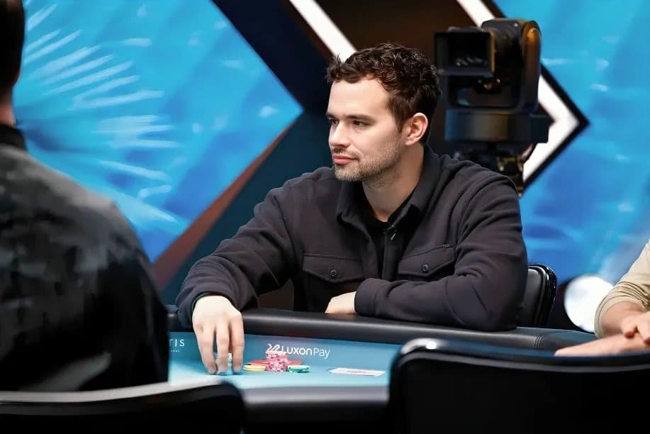 【EV扑克】Alan Keating手拿27o翻前疯狂4-bet！把WSOP主赛事当常规桌在打的男人…