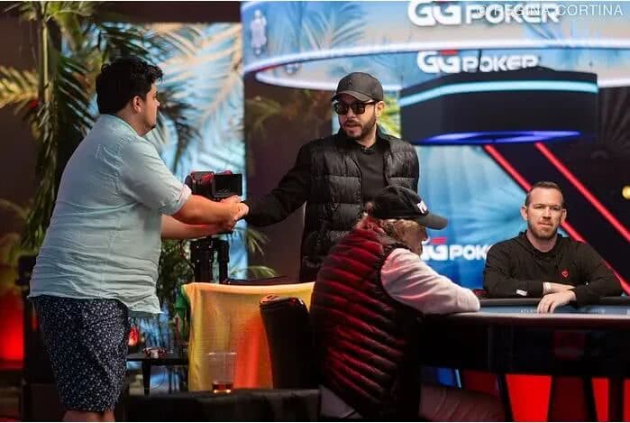 【EV扑克】27岁逆袭封神！奥地利新星斩获WSOP千万美金冠军，78岁老将单挑4小时惜败屈居亚军【WSOP天堂岛】