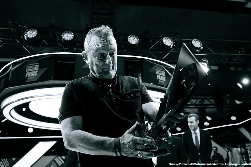 【EV扑克】靠比赛拿下第一笔百万奖金,这条路他走了25年