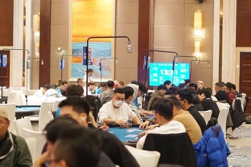 【EV扑克】国门杯|海港边城掀起新浪潮!主赛A组争斗战鼓敲响共吸引114人次选手参赛余14人晋级第二轮!女神挑战赛明日靓丽登场!