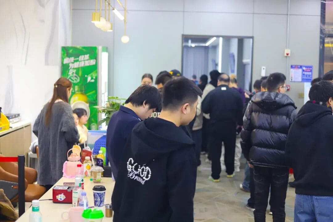 【EV扑克】长沙阳光月赛第三日 | 主赛首轮收官日：最后一席，全力以赴！第一轮共1400人次，168人晋级明日决赛，刘杰成C组CL