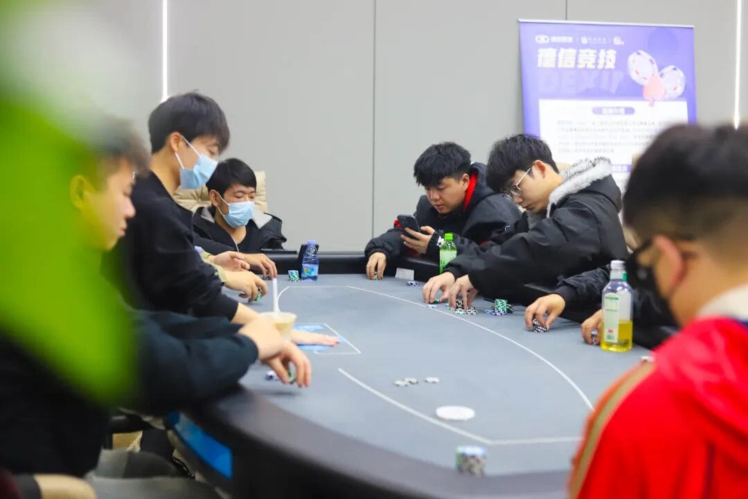 【EV扑克】长沙阳光月赛第三日 | 主赛首轮收官日：最后一席，全力以赴！第一轮共1400人次，168人晋级明日决赛，刘杰成C组CL