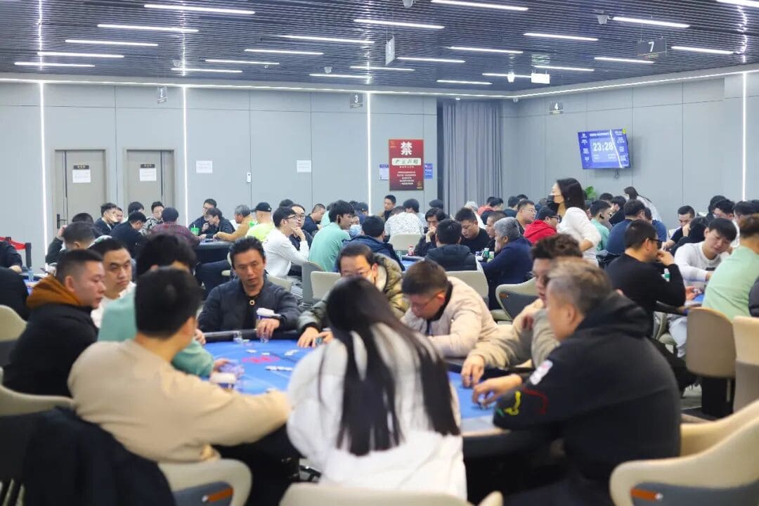 【EV扑克】长沙阳光月赛次日 | 智力之火,驱散严寒!DAY1B组492人次参赛,59人晋级下一轮,林济庚122.8W记分成B组领头羊