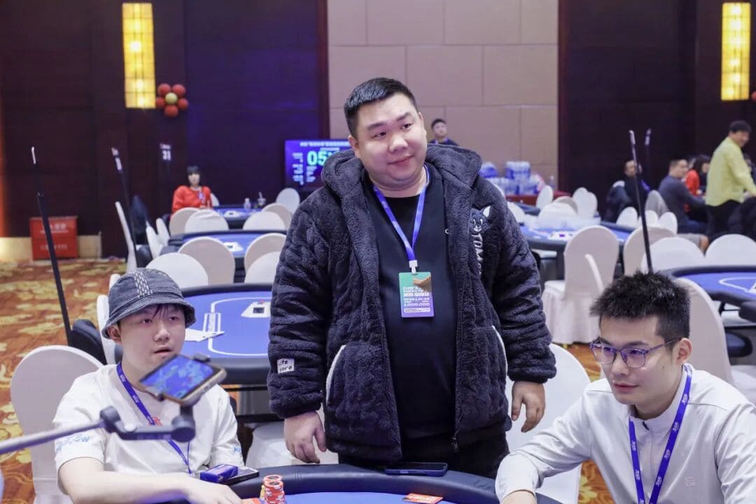 【EV扑克】2026湖南华冠杯益阳站|主赛准决赛桌10人诞生,屈凯以2550000记分牌领衔!熊哥成华遗憾成为泡沫男孩