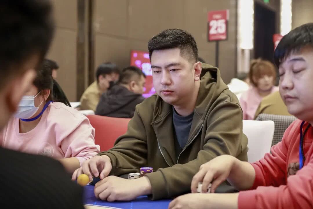 【EV扑克】GAKC皇冠杯固安站｜主赛首轮战罢，561总参赛，130人晋级，王雨艰/王介伟分别领衔C/D组CL