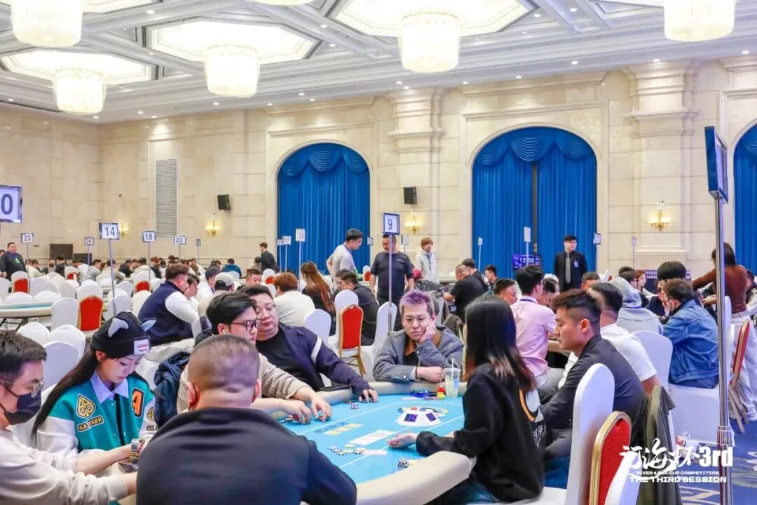 【EV扑克】第三届河海杯｜首日战斗开启，主赛A组102参赛，美女Nicky首日登场拿下一座奖杯