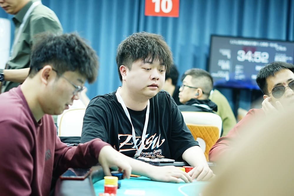 【EV扑克】第一届山海杯鲲鹏系列赛｜主赛B组110人次竞争21人晋级，王云峰倒数手牌翻倍收取32.3万计分牌成CL！明天主赛小组赛最后晋级机会！