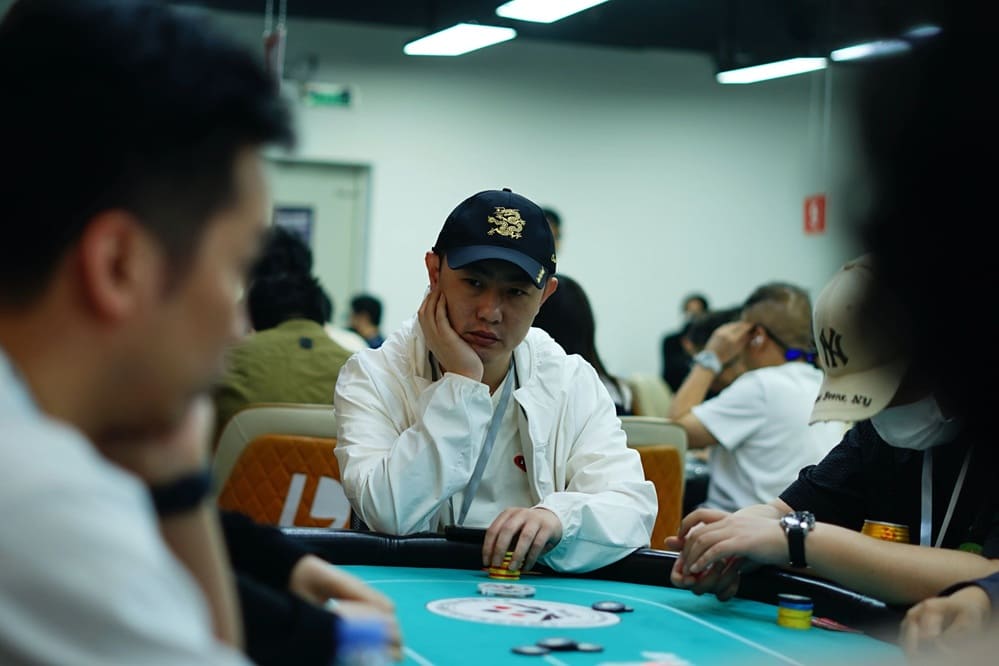 【EV扑克】第一届山海杯鲲鹏系列赛｜主赛B组110人次竞争21人晋级，王云峰倒数手牌翻倍收取32.3万计分牌成CL！明天主赛小组赛最后晋级机会！