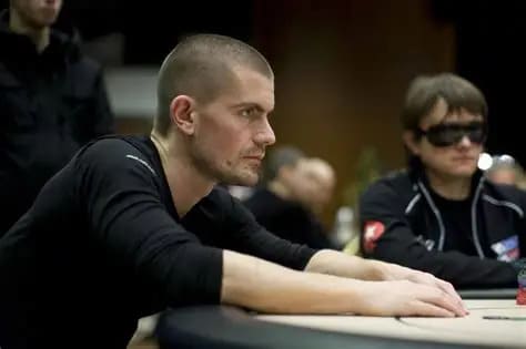 【EV扑克】“我就是个蠢货”——Gus Hansen 的崩塌与重生，从赌桌之神到输光数百万