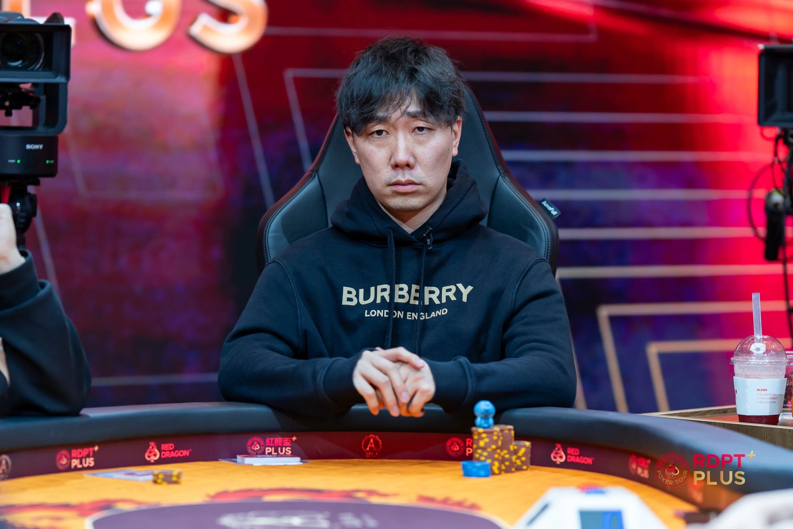 【EV扑克】2026红龙杯PLUS｜首赛即登顶！蔡炜珏倒数第二记分逆袭斩获神龙觉醒开幕赛冠军，赢系列赛首件冠军夹克！