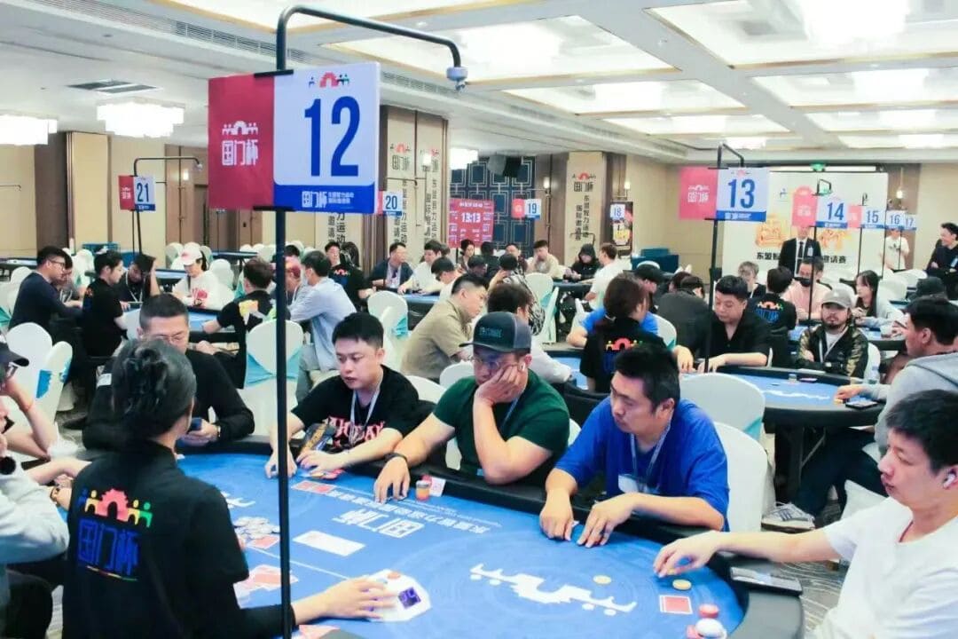 【EV扑克】第三届国门杯次日 | 广西三月三，主赛A组开打共135人次参赛，林峰CL携35人晋级第二轮，邓彪勇夺开幕赛冠军