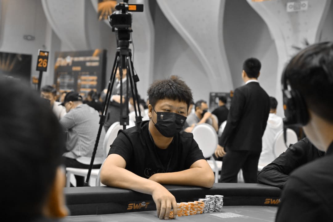【EV扑克】SWPT·广安站 | 从“抚仙湖杯”到SWPT，西南扑克标杆赛事华丽升级，首日战火点燃！马鹏龙斩获回馈赛冠军