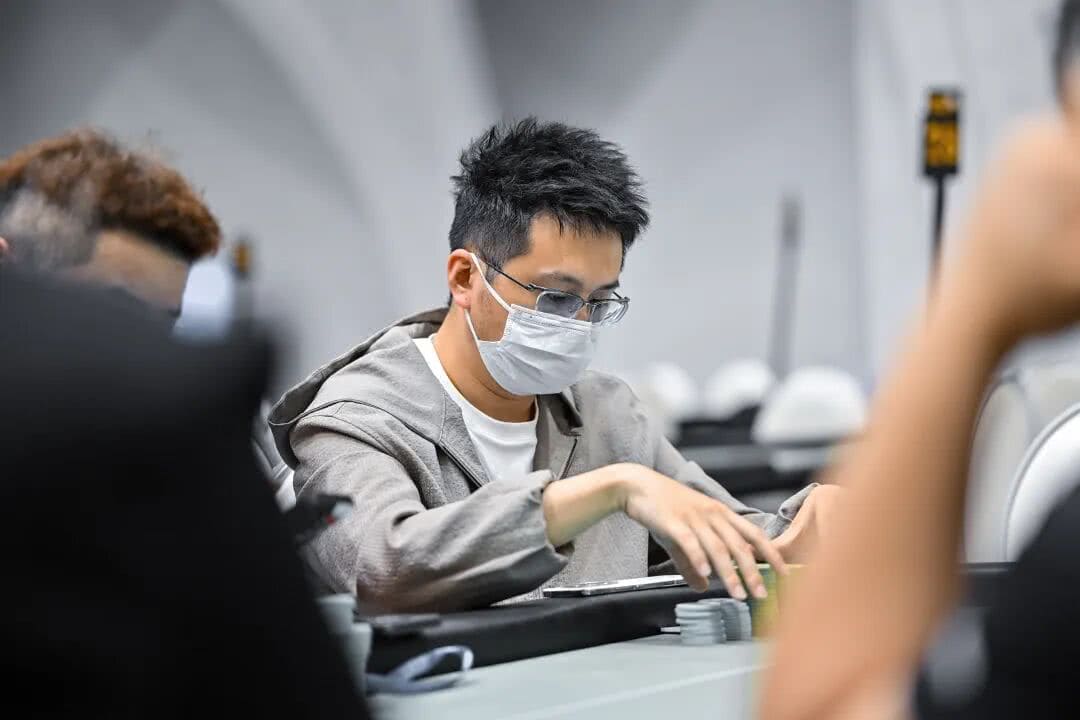 【EV扑克】SWPT·广安站 | 鏖战一昼夜,徐正珂加冕SWPT主赛冠军:从10个BB到冠军的传奇之路