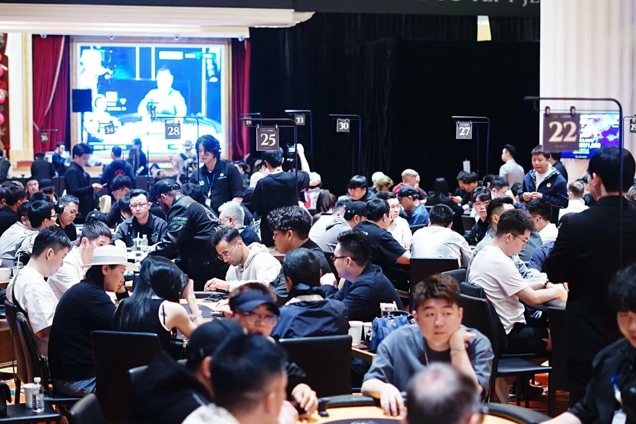 【EV扑克】TLPT济州岛站|主赛B组171人次火爆对战剩余26人晋级!Bai Yunpeng狂揽超80万计分笑傲全场!YIMING LEE斩获巡游豪客赛王冠!